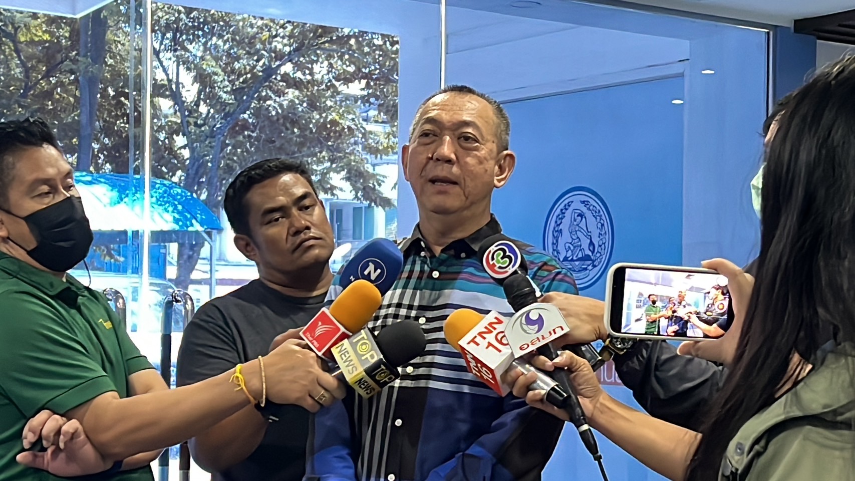 "เฉลิมชัย" ปัดล็อก "หน.-เลขาฯ" ปชป.คนใหม่ โยนที่ประชุมใหญ่ตัดสิน ฟาด "เสรีรวมไทย" เพ้อเจ้อเติมเสียงให้รัฐบาล อย่าทำตัวเป็นอันธพาลการเมือง                