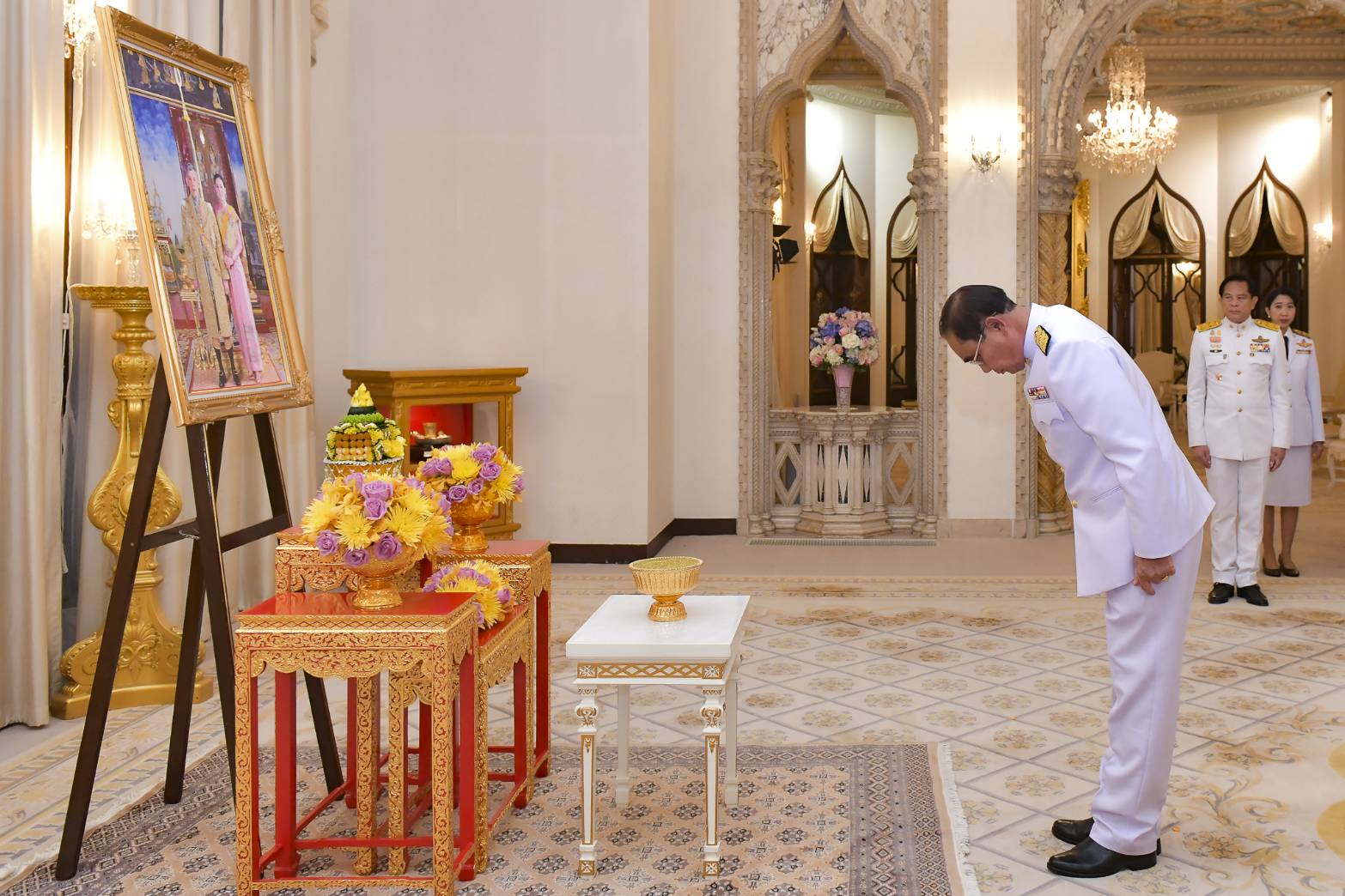 'ในหลวง-พระราชินี' พระราชทานแจกันดอกไม้ แก่ 'พลเอกประยุทธ์' นายกรัฐมนตรี เนื่องในวันคล้ายวันเกิดอายุครบ 69 ปี