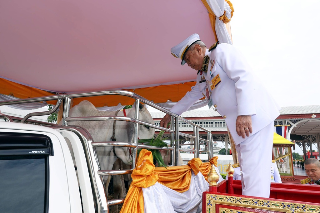 โปรดเกล้าฯ ปธ.องคมนตรี เป็นผู้แทนพระองค์ บำเพ็ญพระราชกุศลปล่อยโค นก และปลา เนื่องในโอกาสวันเฉลิมพระชนมพรรษา