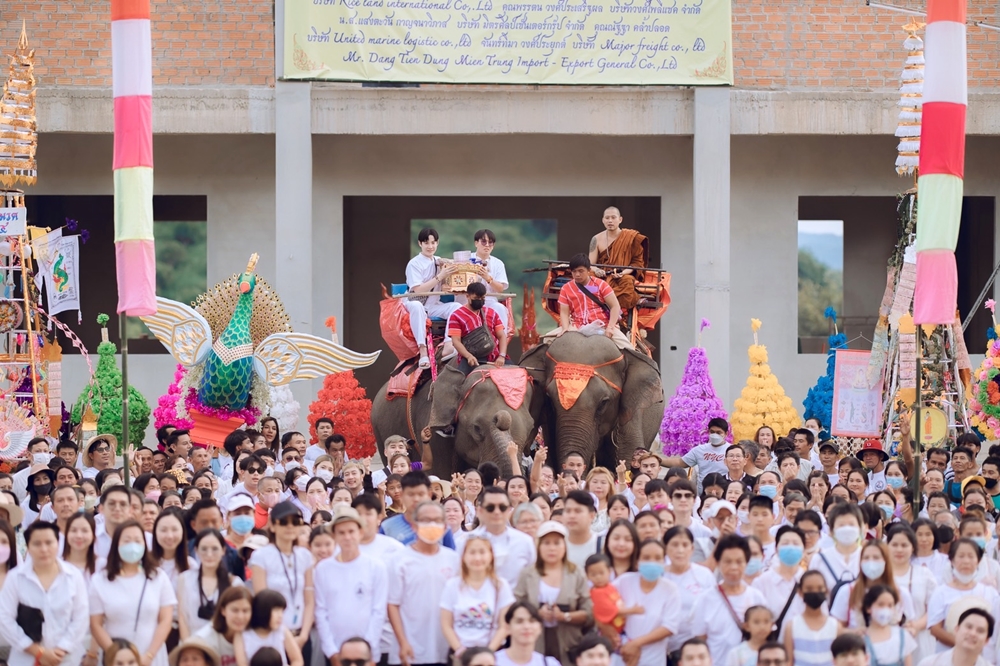 วัดแทบแตก! เจ้าภาพกฐินนั่งช้างสุดอลังการ โปรยทาน 5 แสน งานกฐินวัดเขาแก้ว 