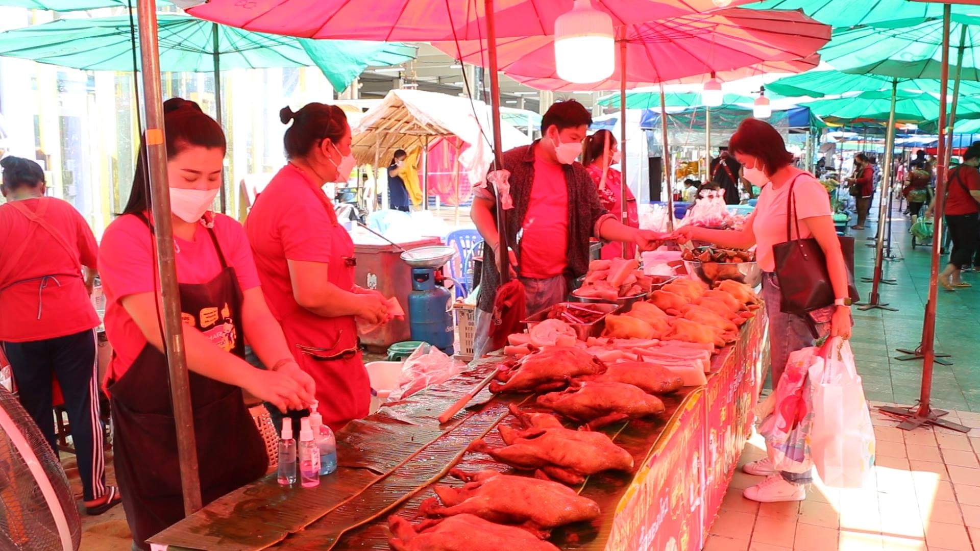 สารทจีนขอนแก่น คึกคัก คนไทยเชื้อสายจีน  ออกมาเลือกซื้อเครื่องไหว้ที่ตลาดเนืองแน่น