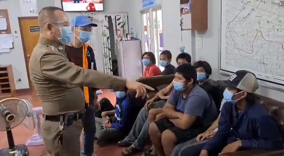 นนทบุรี รวบแล้ว แก๊งค์วัยรุ่นยกพวกปาระเบิดช่วงเคอร์ฟิวส์ยกแก๊งค์