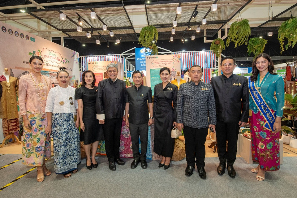 เยี่ยมชมนิทรรศการสำหรับจำหน่ายสินค้าชุมชนของรู้รักสามัคคี วิสาหกิจเพื่อสังคม