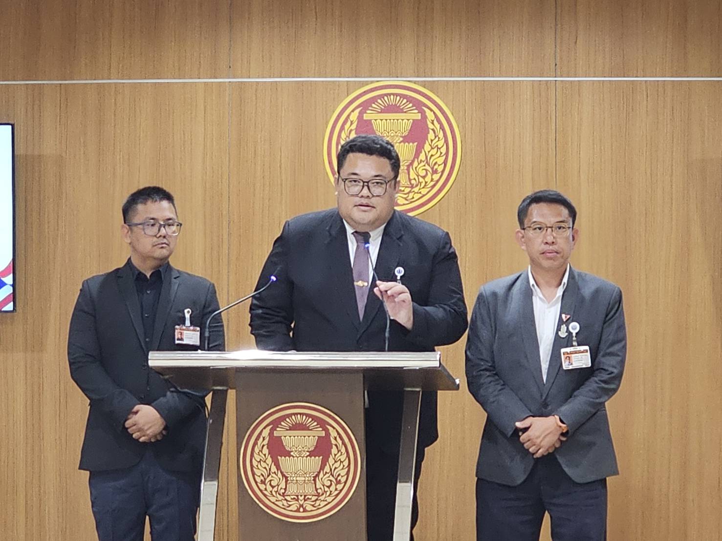 "กมธ.ทหาร" ปูดกองทัพ สร้างค่ายทหารผิดจากจุดขออนุญาต เลี่ยง "เขากระโดง"  เรียก "รฟท.- ผบ.มทบ.26- มท." แจงพรุ่งนี้