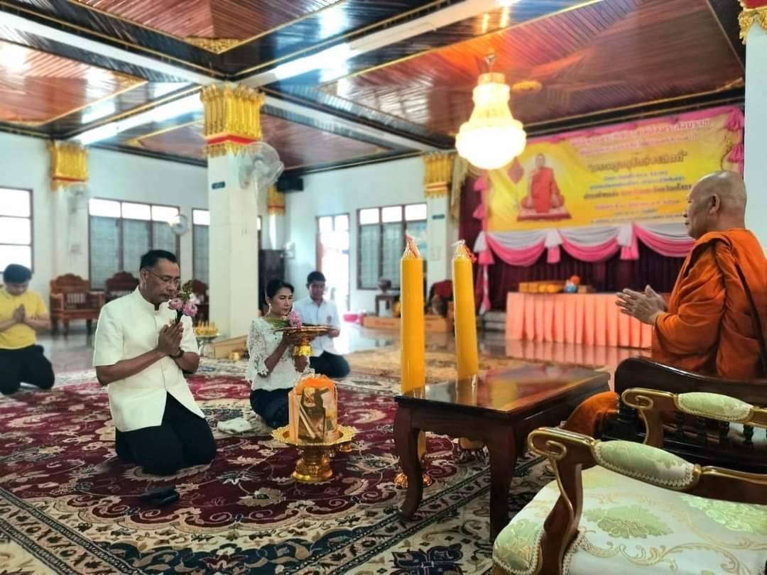 พ่อเมืองยโสธรพร้อมประธานแม่บ้านมหาดไทยจังหวัดนำพุทธศาสนิกชนทำบุญถวายเทียนพรรษา 
