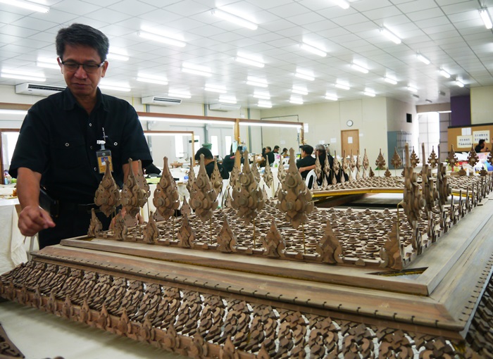 ศิลปกรรมฝาพระหีบจันทน์ประดับลายดอกไม้ไหว