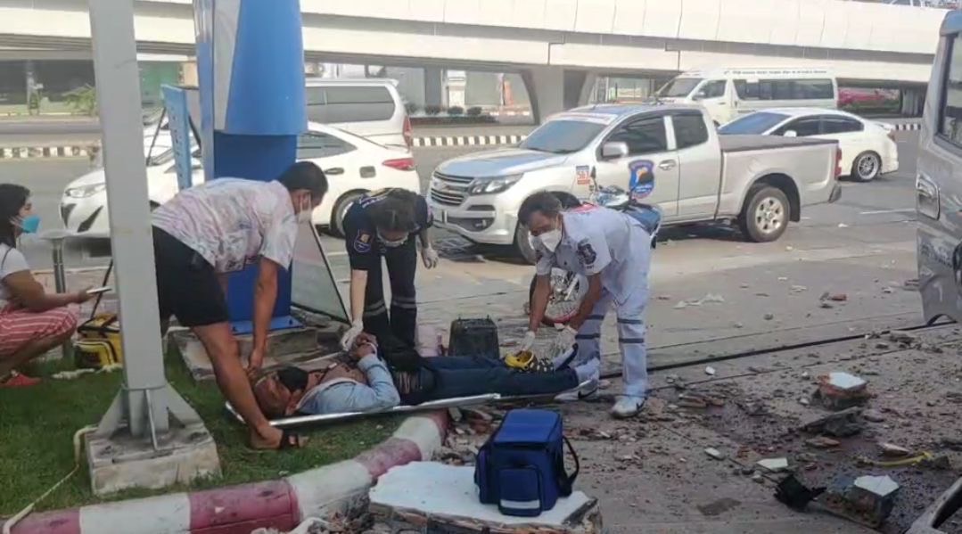 รถตู้เสียหลักชนกำแพงทะลุเข้าปั๊มน้ำมันพังยับ ผู้โดยสารเจ็บ ตร.เร่งตรวจสอบสาเหตุ     