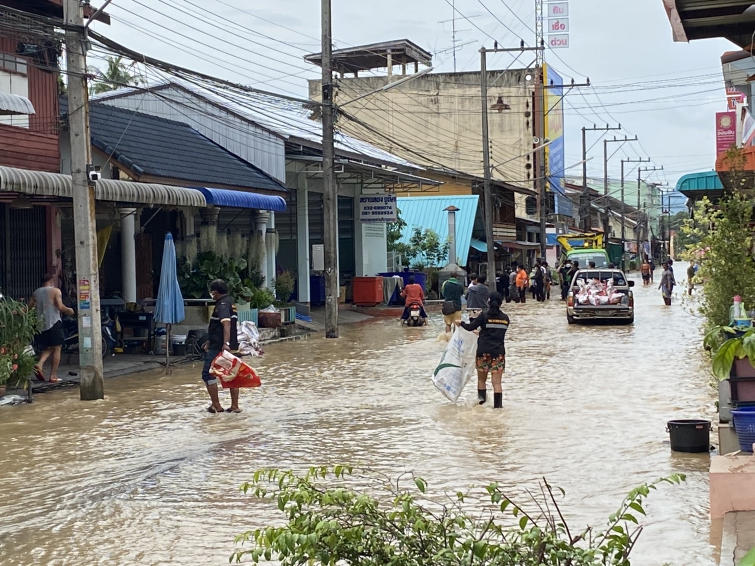 น้ำเทือกเขาตะนาวศรีไหลลงอ่างช้างแรกล้นสปิลเวย์  ท่วมเขตเทศบาลบางสะพานน้อย