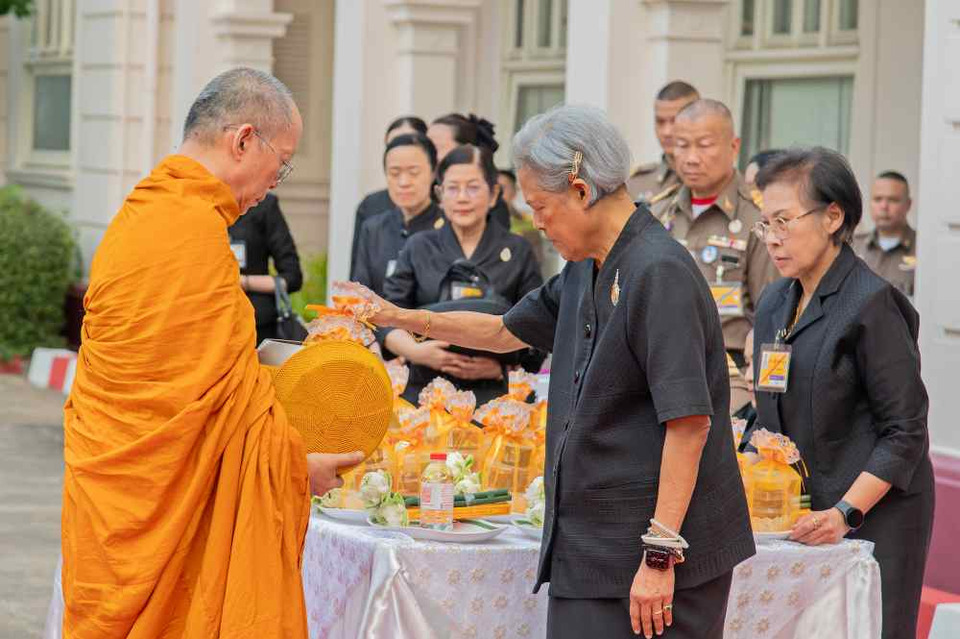 กรมสมเด็จพระเทพฯ อุปนายิกาผู้อำนวยการสภากาชาดไทยเสด็จฯ ไปทรงบาตร ในโอกาสครบรอบ 133 ปี สภากาชาดไทย
