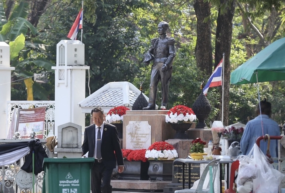 “อนุทิน” ไหว้กรมหลวงชุมพร หลังคนทักให้ไปไหว้ "ป้าร้านดอกไม้" โอดเจอม็อบบ่อย บอกไม่ได้มาหาเสียง เจอแบบออร์แกนิก