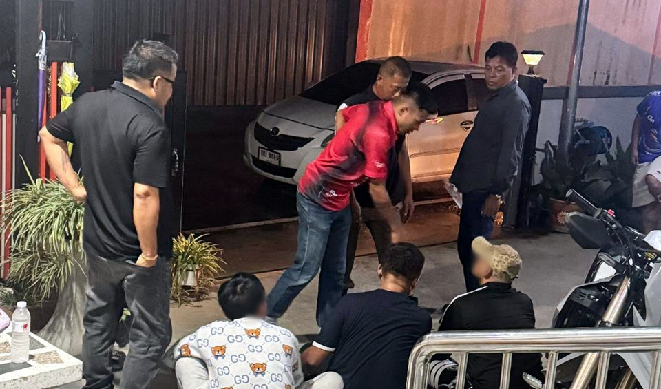 ผู้ใหญ่บ้านสระบุรีสกัดจับทีมอุ้มพนันออนไลน์ 3 ราย บุกลากสาวทวงหนี้ 1.1 ล้านคาบ้าน