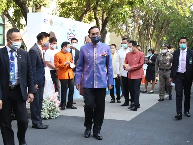 “บิ๊กตู่” มอบหมาย “เลขานายกฯ-โฆษกรบ.-ดีเอสไอ-ตร.” ตรวจสอบโซเชียลจาบจ้วงสถาบัน