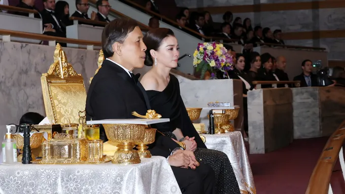 “ในหลวง-พระราชินี” ทอดพระเนตรการแสดงคอนเสิร์ต “โอเปรา โกส์ ทู ฮอลลีวูด” เนื่องในโอกาสมหามงคลเฉลิมพระชนมพรรษา 4 รอบ สมเด็จพระนางเจ้า ฯ พระบรมราชินี