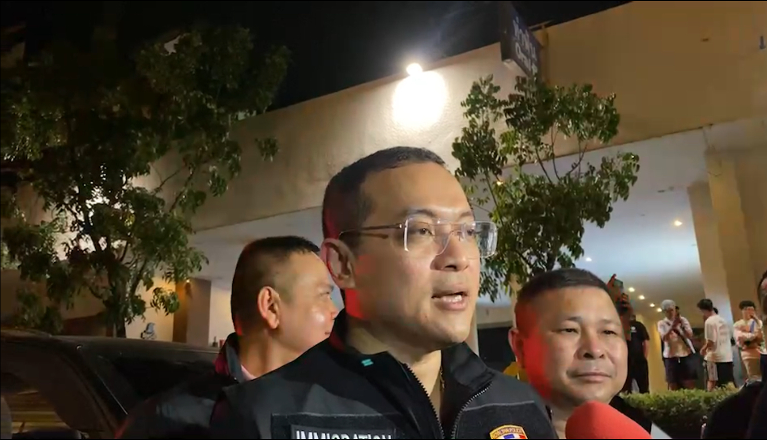 ‘บิ๊กต่อ’ นำกำลังตำรวจไซเบอร์-191-ตม.-ปปส. เข้าค้น ‘ออนิกซ์ผับ RCA’ หาหลักฐานเชื่อมโยงมาเก๊า 888