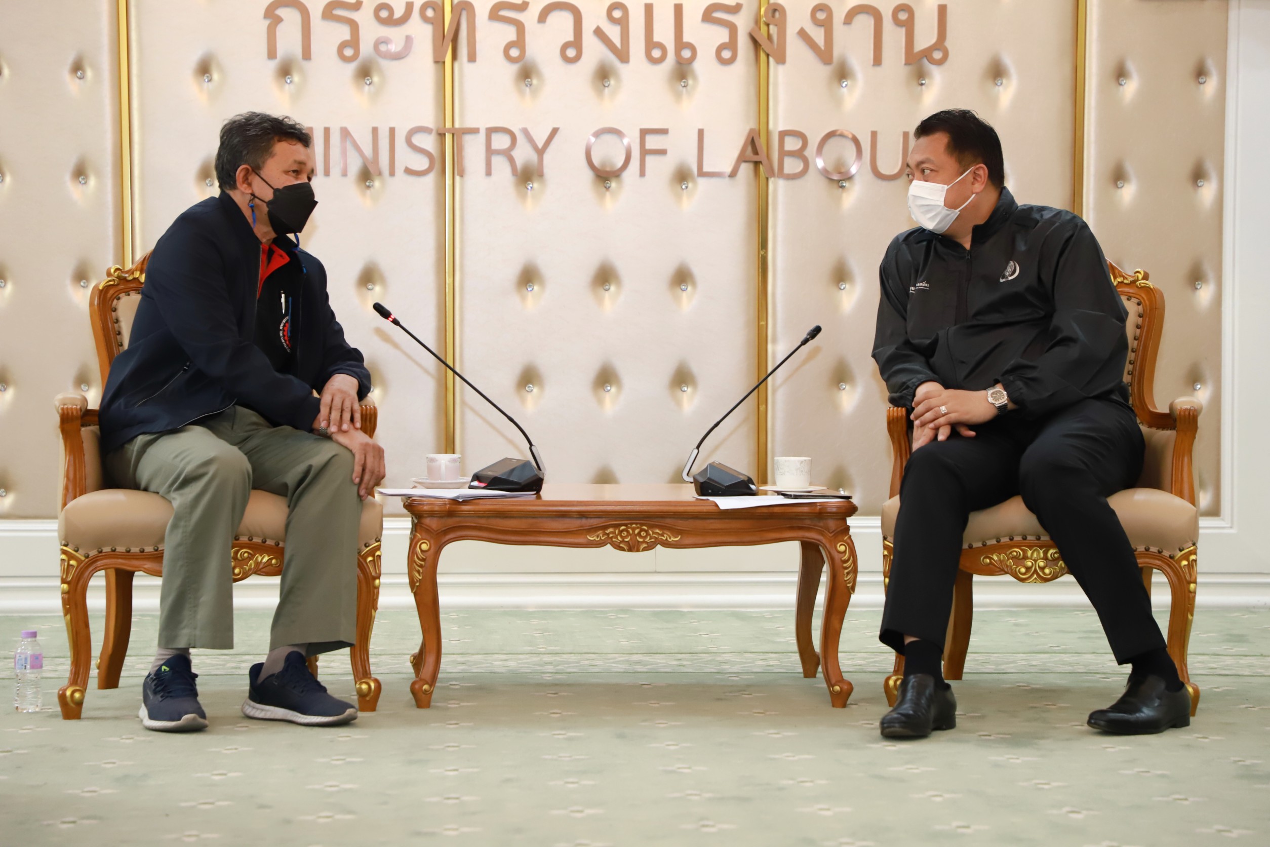 "รมว.เฮ้ง" ถก "คสรท." พิจารณาโครงสร้างค่าจ้างขั้นต่ำใหม่-ช่วยเหลือหญิงตั้งครรภ์