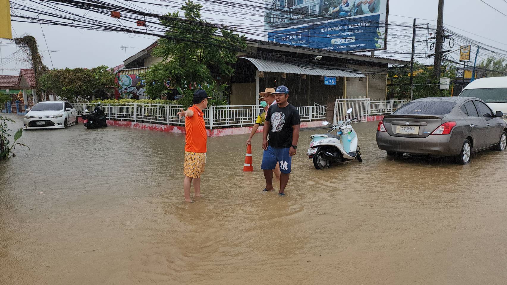  กันต์ ไม่ทิ้งกัน ลงพื้นที่ช่วยชาวบ้านบางเสร่ จากฝนตกหนักน้ำท่วม