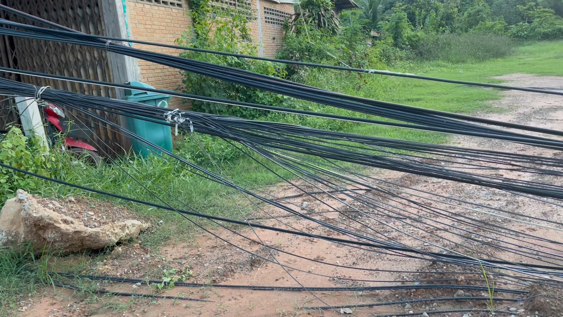 ชาวบ้านโนนสังสุดทนสายสื่อสารผ่านหน้าบ้านห้อยพาดไปกับพื้นดินเข้าออกลำบาก​ ลูกค้ามาซื้อของไม่กล้าเข้าร้าน