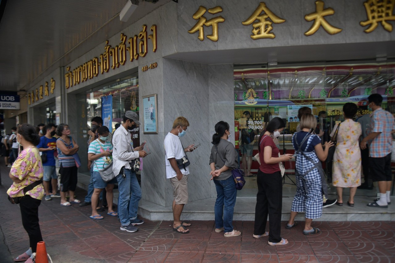 ประมวลภาพประชาชนแห่นำทองออกมาขายที่ร้านขายทอง ย่านเยาวราช