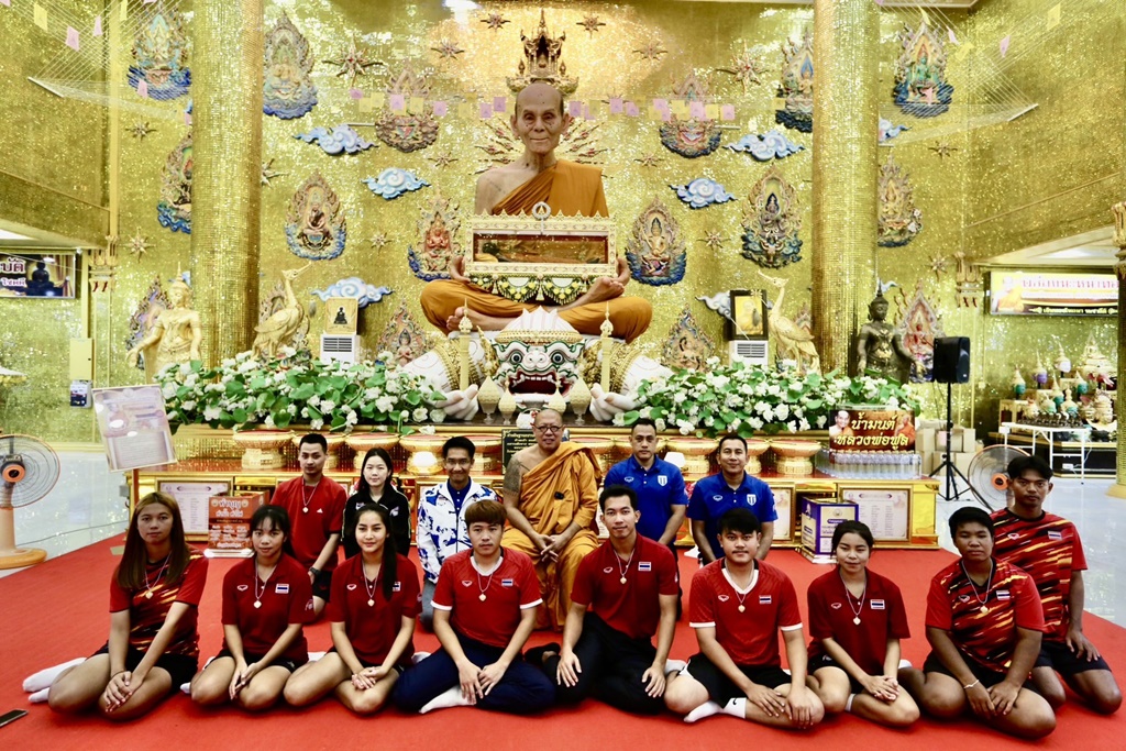ทีมผู้บริหาร นักกีฬาจานร่อนทีมชาติไทย กราบขอพร "หลวงพี่น้ำฝน" ก่อนลุยศึกระดับโลก