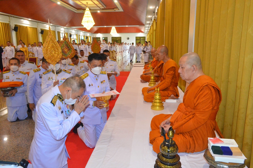 องคมนตรีเชิญสัญญาบัตรพัดยศ และผ้าไตรถวายแด่พระภิกษุทรงตั้งสมณศักดิ์