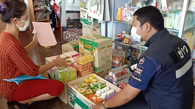 2 หนุ่มมิจฉาชีพ ​ตระเวนหลอกขายของร้านโชว์ห่วย​ สูงกว่าท้องตลาดสิบเท่า​