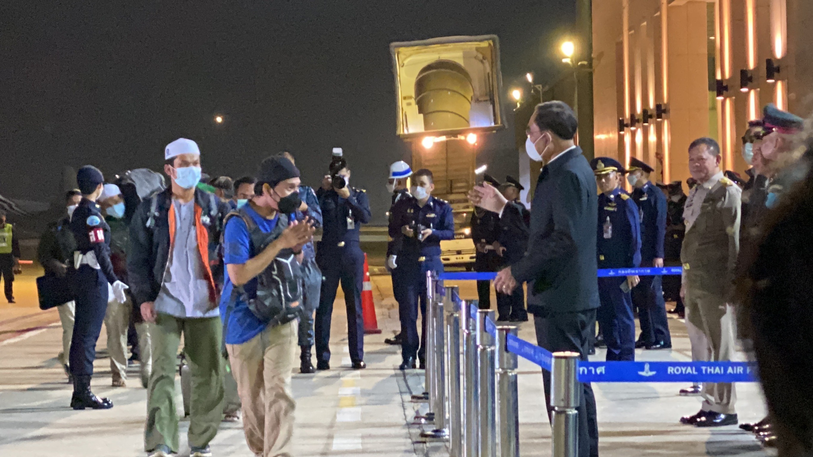  คนไทยในซูดานชุดแรก 78 คนเดินทางถึงไทยแล้วนายกรัฐมนตรีมารอรับ