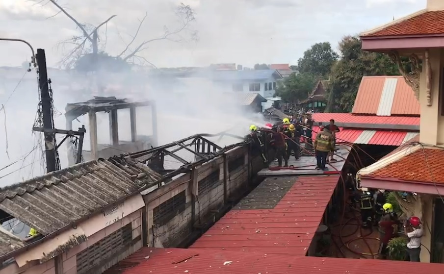 เพลิงไหม้ชุมชนหลังวัดกาญจนสิงหาสนย่านตลิ่งชันบ้านไม้วอด