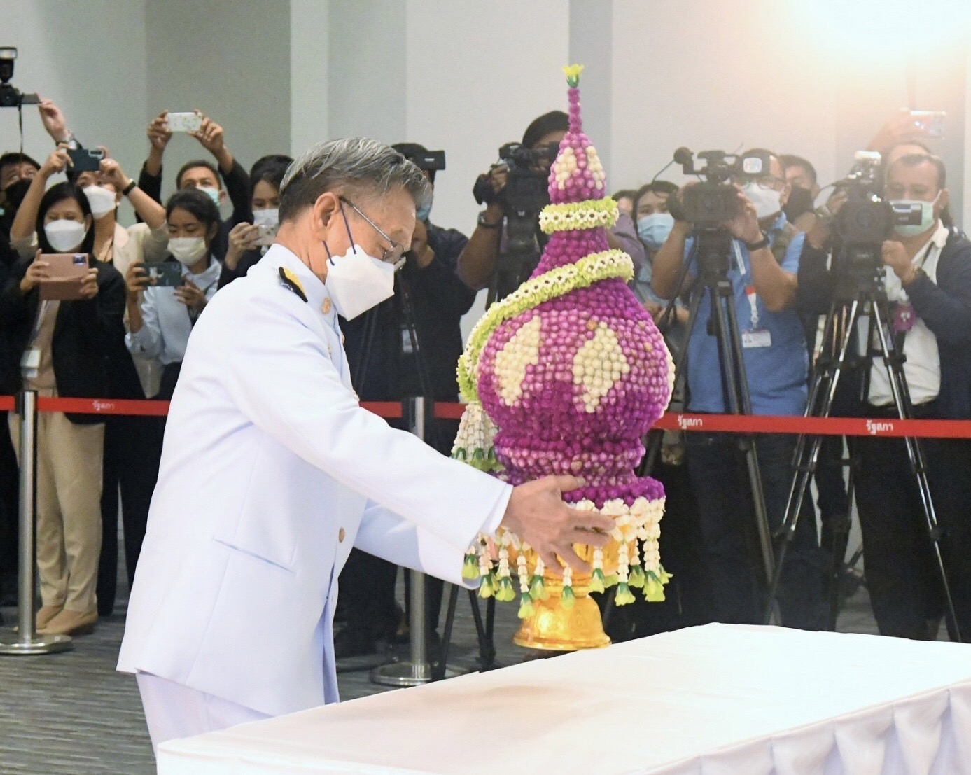 “ชวน” นำสมาชิกรัฐสภา วางพานพุ่ม “วันรัฐธรรมนูญ”