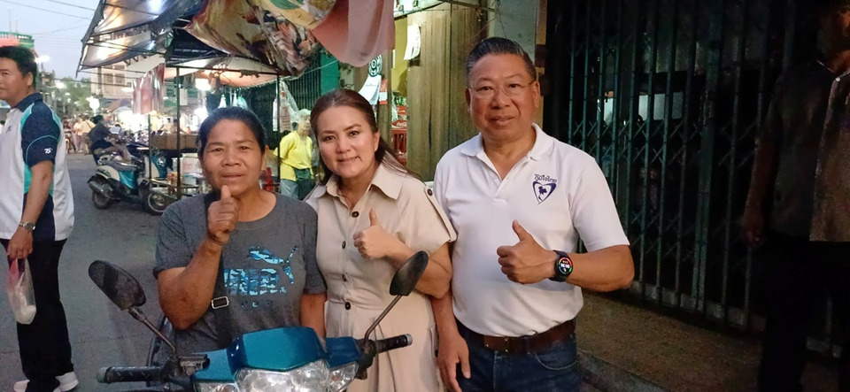 “ผู้ช่วยเฟริ์ส ธนัสถ์” ควง “นายกจอย” เดินตลาดเมืองตาก ขอบคุณเสียงหนุน ชูทำงานเพื่อคนตาก