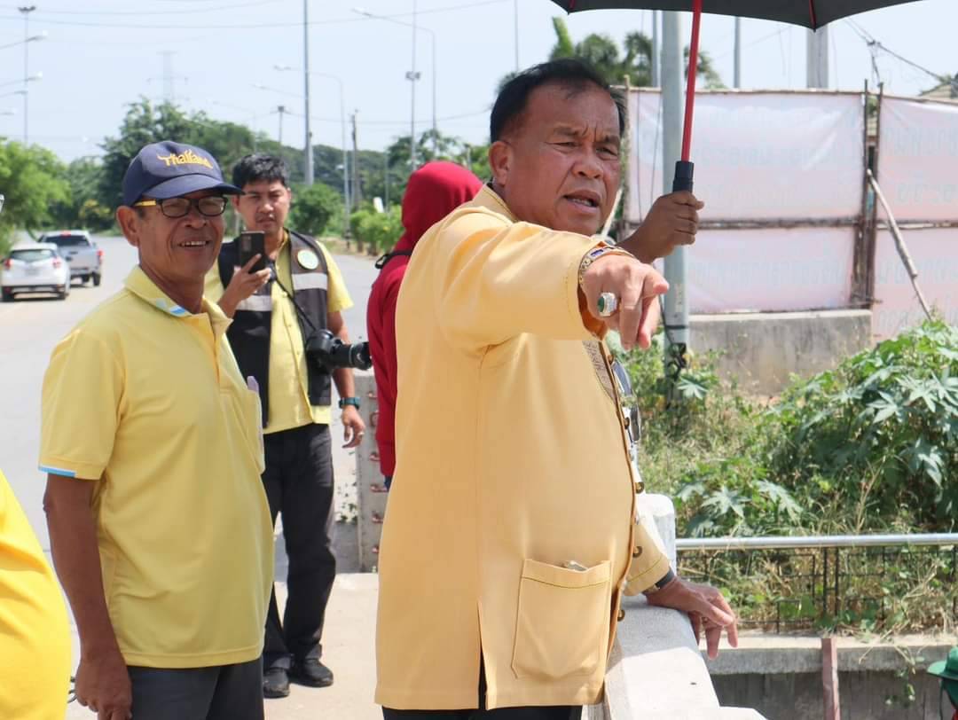 นายกทม.เมืองอ่างทอง เปิดประตูระบายน้ำและกำจัดผักตบชวาและวัชพืชที่กีดขวางทางน้ำ