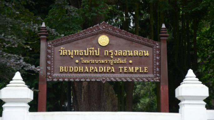 "ฝรั่งหัวใจไทย" ตระเวนถวายของและดูแลคนไทยในอังกฤษ