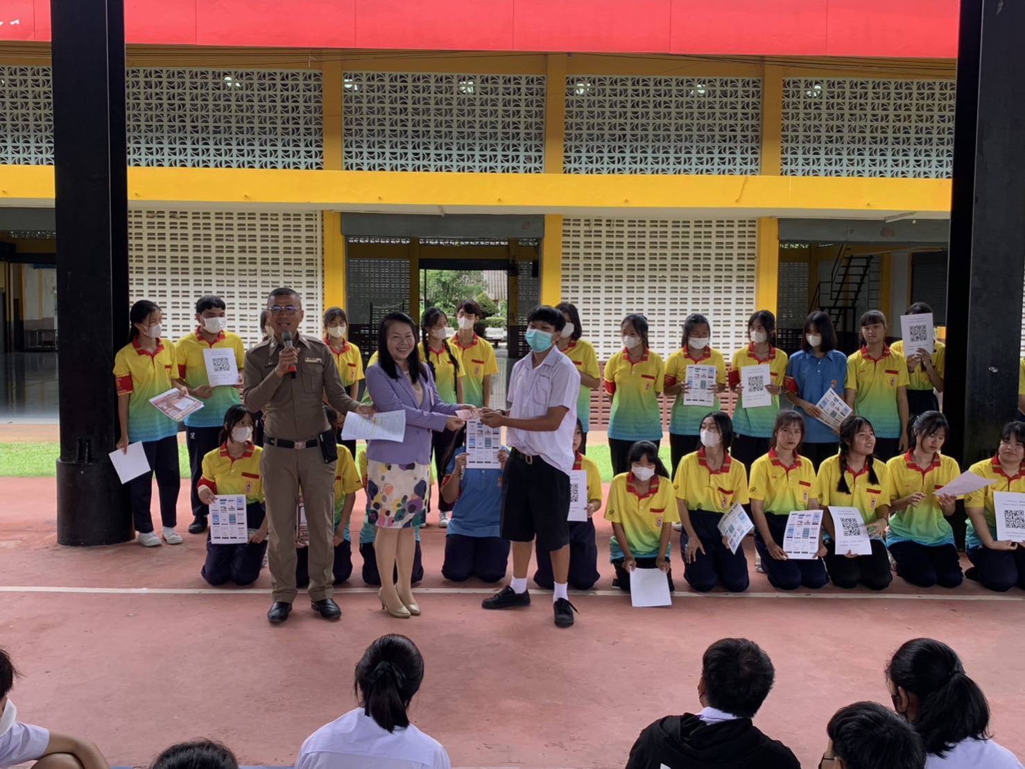 ผู้กำกับ สภ.เมืองร้อยเอ็ด ประสาน 1ตำรวจ 1 โรงเรียน แนะนำทำข้อสอบ"วัคซีนไซเบอร์" ป้องกันโจรภัยออนไลน์