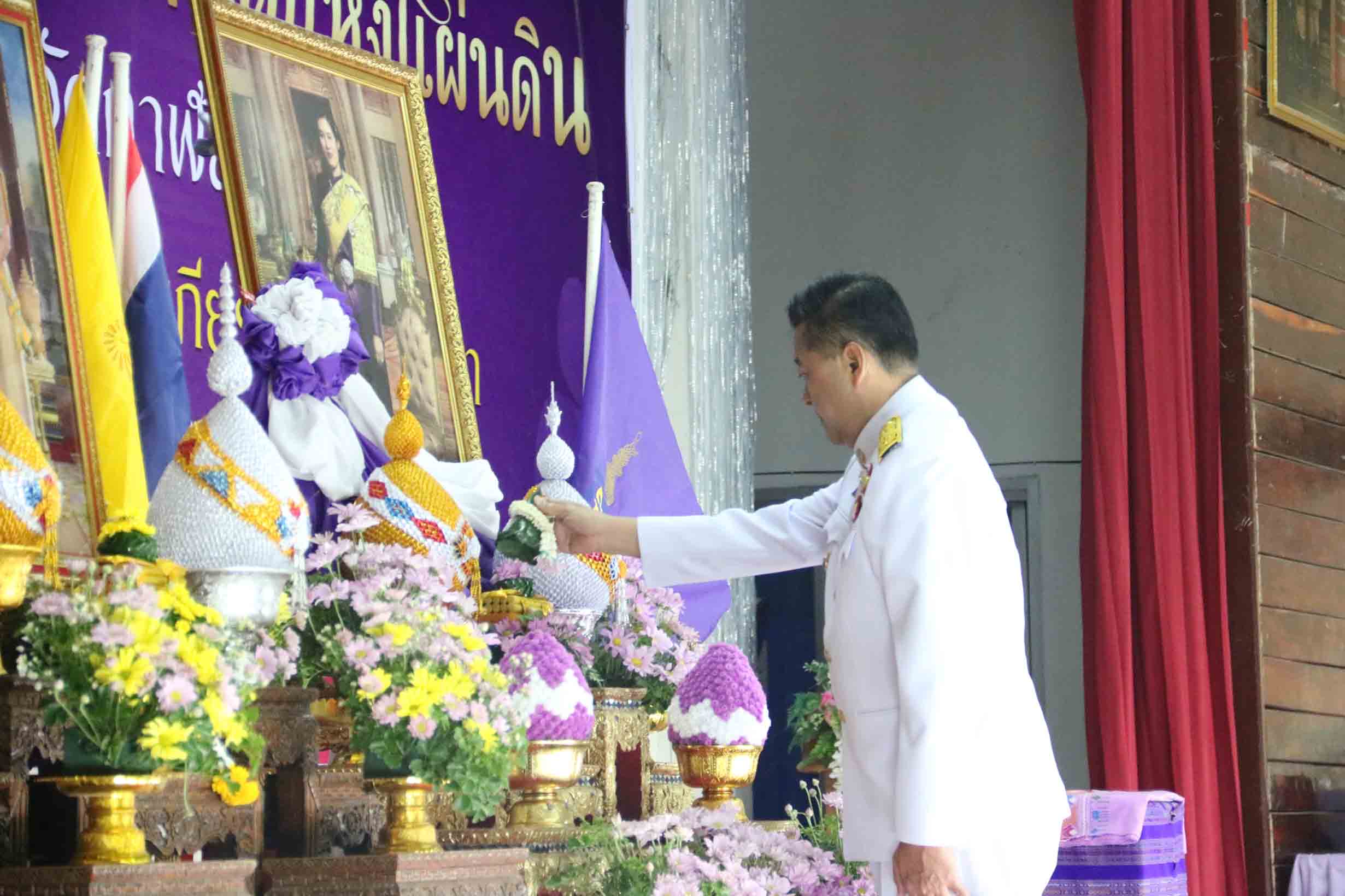 กาฬสินธุ์ มอบโล่รางวัลพระราชทานหมู่บ้านอยู่เย็นเป็นสุข