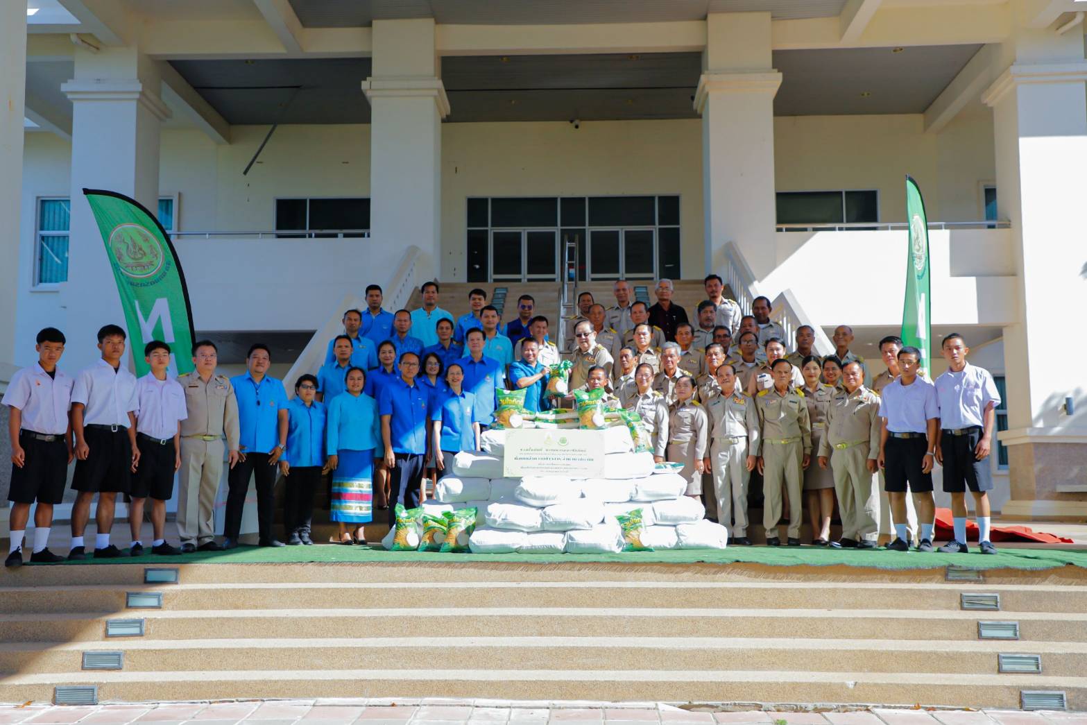 บุรีรัมย์ สภาเกษตรกร มอบข้าวสารให้มูลนิธิราชประชานุเคราะห์ฯ นำไปช่วยเหลือผู้ประสบภัยน้ำท่วม