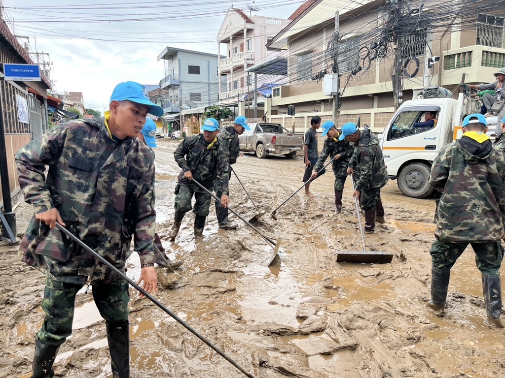 ทหารเดินหน้าฟื้นฟูพื้นที่น้ำท่วมแม่สายต่อเนื่อง พร้อมดูแลสุขภาพประชาชน