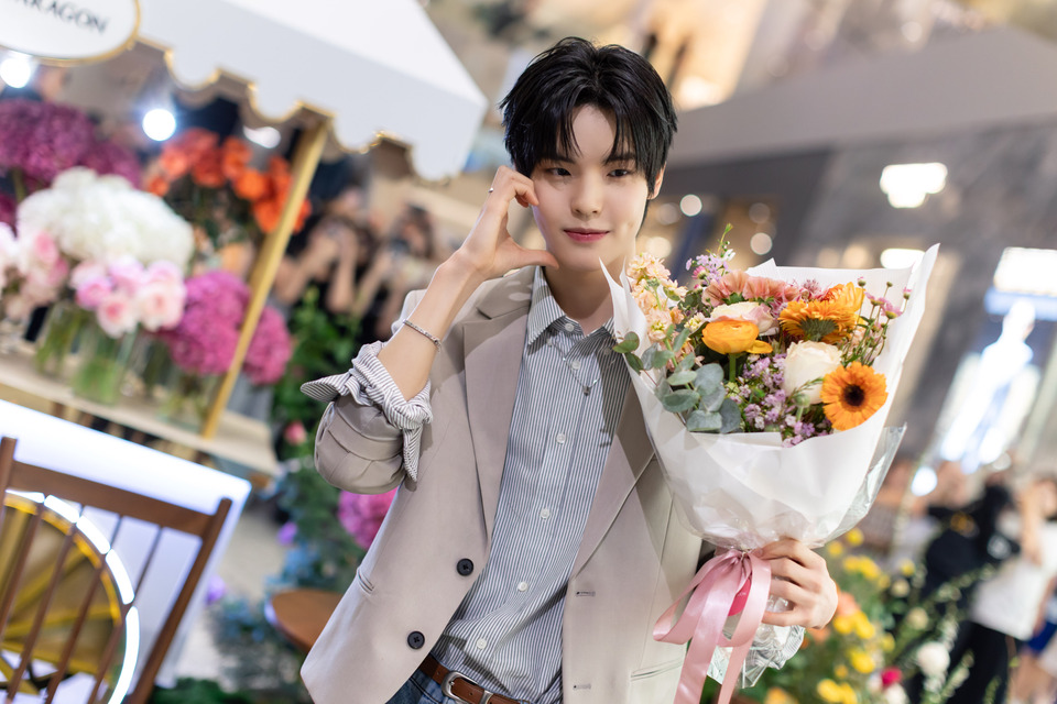 เก็บตกวาเลนไทน์สุดฟิน! “TATA” SMTR25 บินลัดฟ้าร่วมงาน SIAM PARAGON WITH LOVE & BLOOM