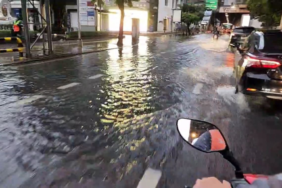 อุตุฯเตือนฝนถล่ม เฝ้าระวังน้ำท่วม! กทม.จมบาดาล