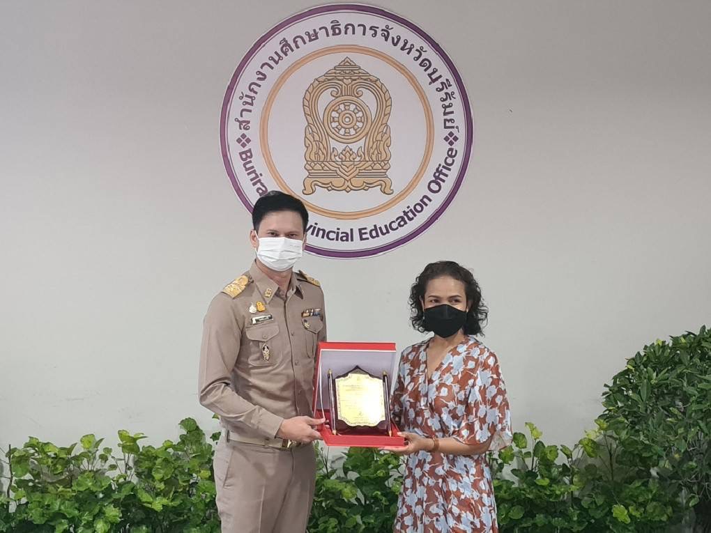 แฟนคลับแห่ยินดี ศธจ.บุรีรัมย์  มอบโล่เชิดชูเกียรติฯ แบบอย่างที่ดีเด็ก-เยาวชน “ลิซ่า BLACKPINK” คุณแม่จิตทิพย์ เข้ารับแทน 