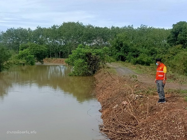 ตรังเร่งกำจัดสิ่งกีดขวางทางน้ำ รับมือน้ำท่วมหลังฝนตกต่อเนื่อง