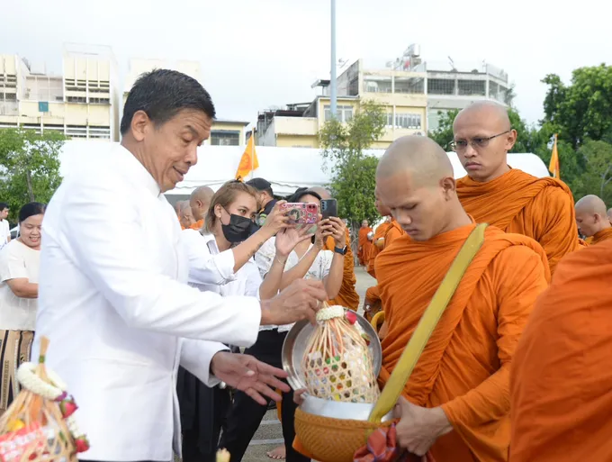 ผู้ว่าฯ กทม.นำพุทธศาสนิกชนทำบุญตักบาตรพระสงฆ์ 67 รูป ในวันวิสาขบูชา