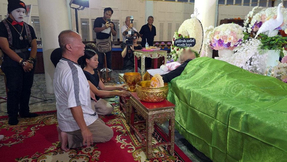 คนบันเทิงร่วมอาลัย “โอเลี้ยง เชิญยิ้ม” รดน้ำศพ ตลกครบรสรุ่นใหญ่ เสียชีวิตในวัย 66 ปี