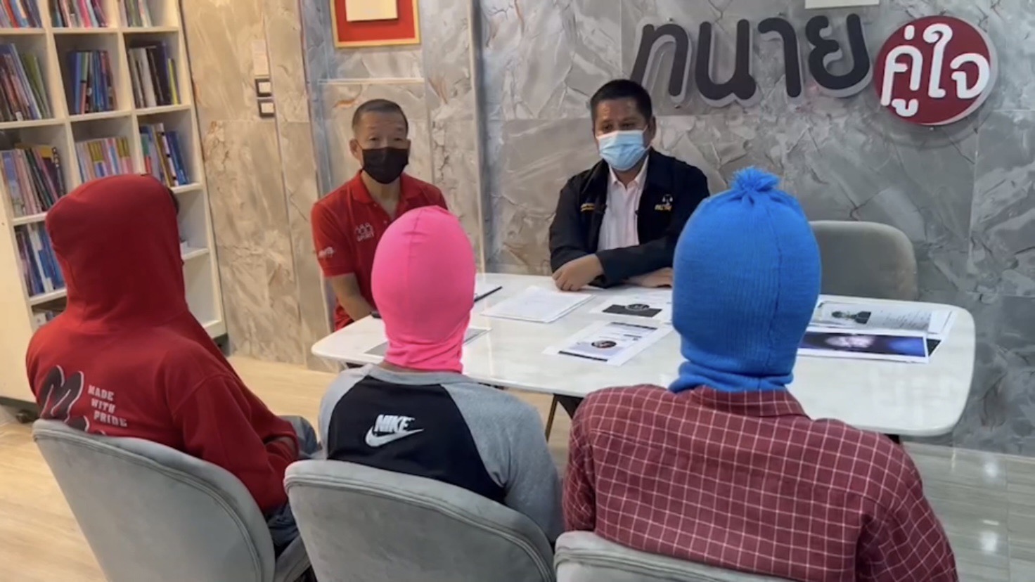 สุดเถื่อน!!กลุ่มช่างกลจับ 3 วัยรุ่นต่างสถาบันขังปืนขู่รุมซ้อมบังคับอมนกเขา