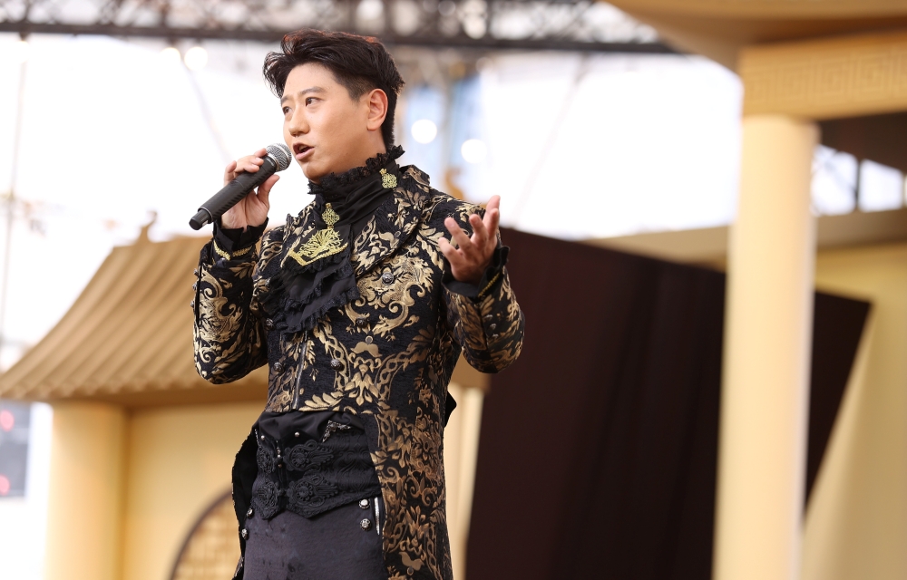 สยามพารากอน ดึง "รุ่ยเจี๋ย” ซีรี่ส์ดัง โชว์น้ำเสียงสุดอลังการในงาน “ทั่วหล้า เทิดไท้ ถวายใจสดุดี”  ตื่นตา “กังฟูเส้าหลิน” และ “นาฏศิลป์ไทย”