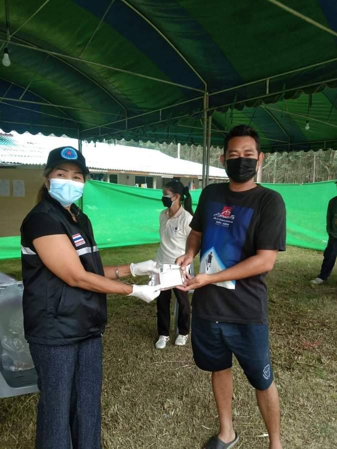บ้านกรูดเหงาหนัก หมอพื้นบ้านบุกกลางดึกช่วย 6 เหยื่อโควิดติดเชื้อโอมิครอน