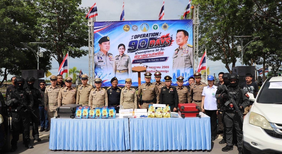 นครปฐม แถลงทลายแก๊งค้ายารายใหญ่ “เจมส์ วัดเลาเต่า” ยึดยาบ้ากว่า 22,000 เม็ด ไอซ์ 38 กก. พร้อมปืน 