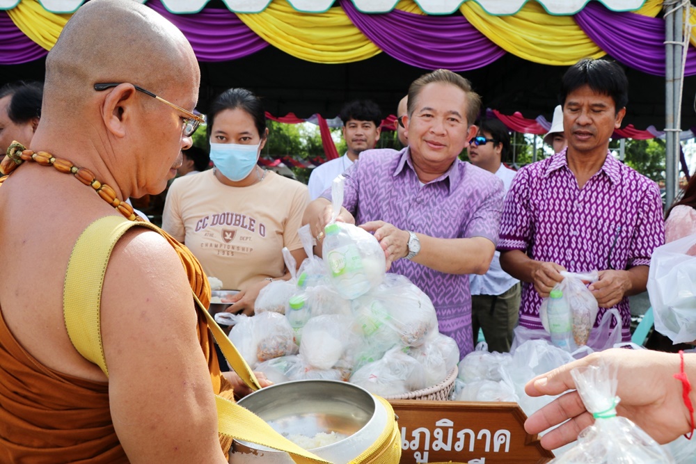 พระสงฆ์ 300 รูป อยู่ปริวาสกรรมบิณฑบาตนำช่วยผู้ประสบสาธารณภัย