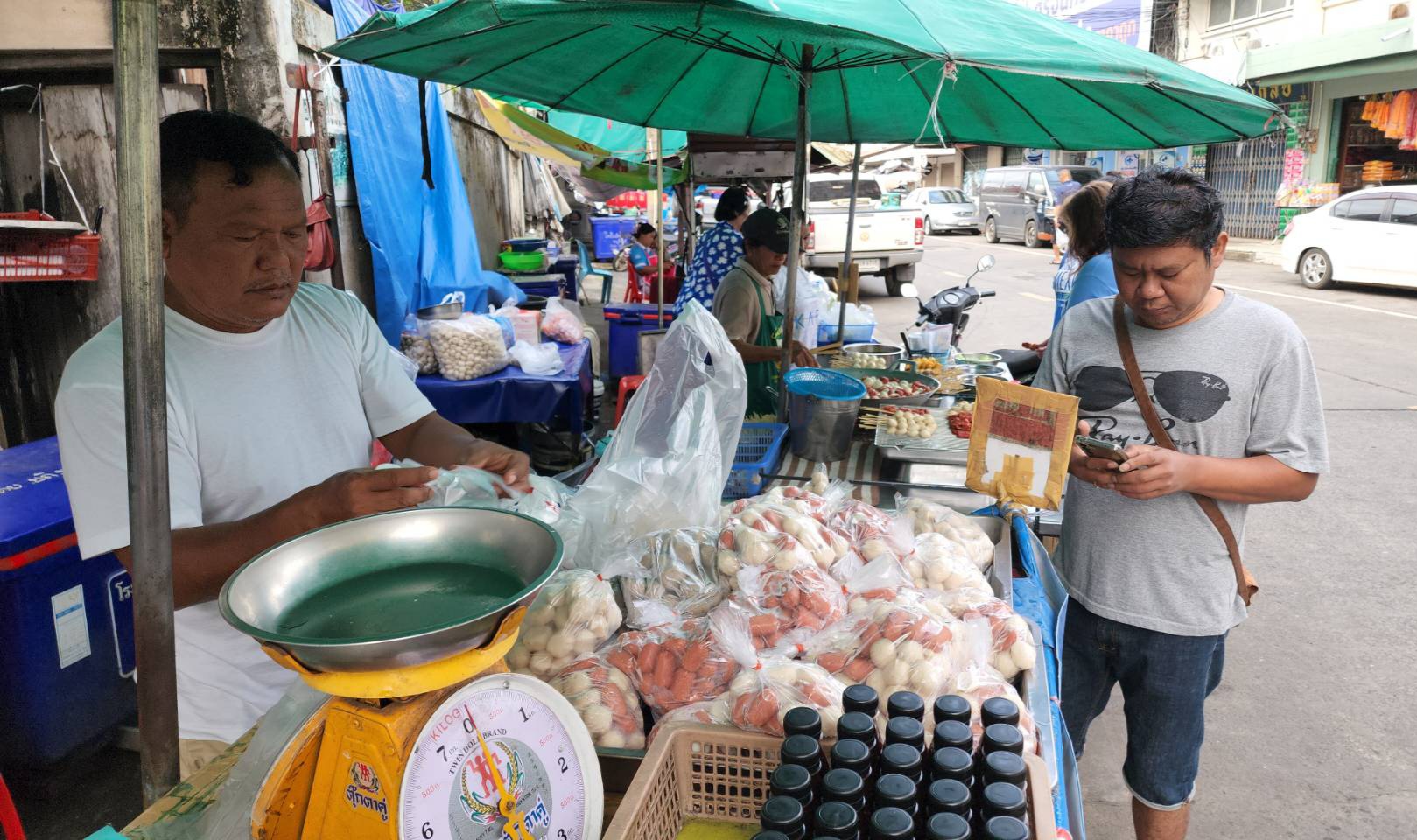 บุรีรัมย์ วันแม่ “ลูกชิ้นยืนกิน” ขายดี ปชช.-นทท.แห่ซื้อกิน - เป็นของฝาก 
