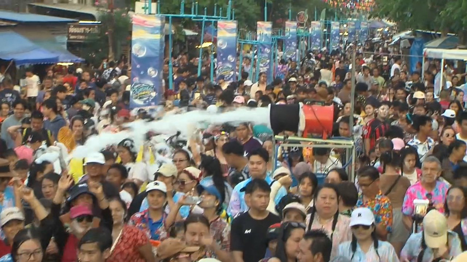 "พิบูลมังสาหาร" จัดวันไหลสุดมัน! ปิดถนน 1 กม. เล่นน้ำทั้งวันทั้งคืน