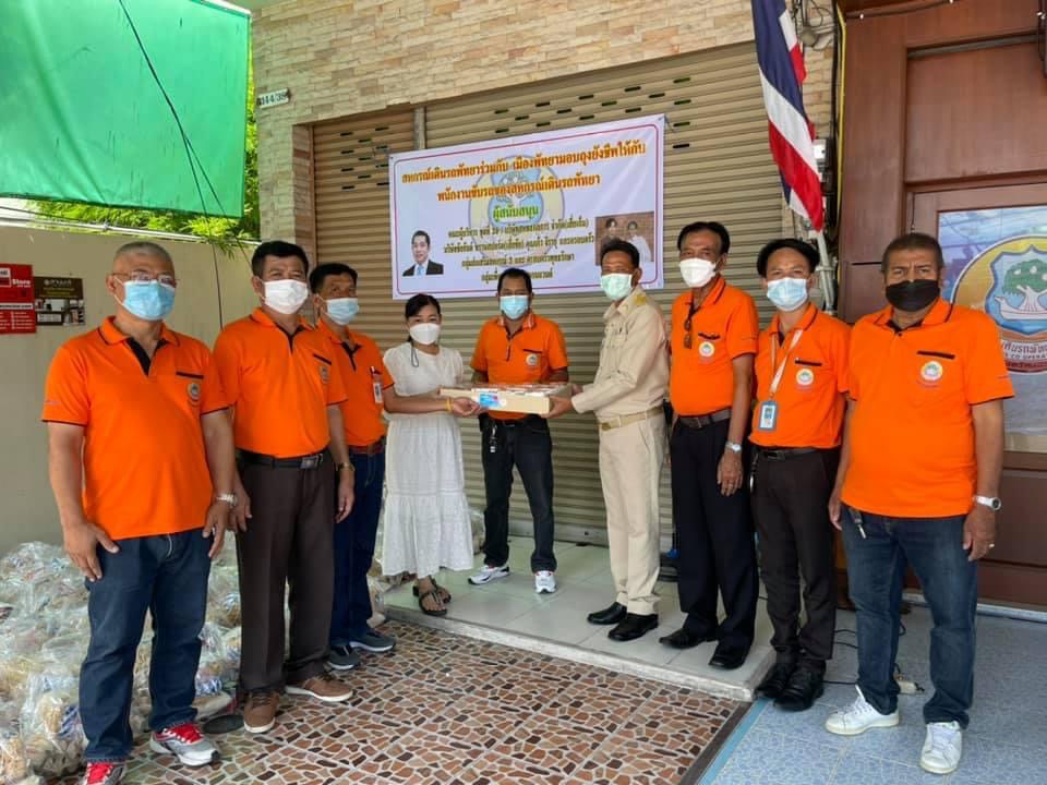 เก้า จิรายุ & แม่ก้อย ร่วมกับสหกรณ์เดินรถพัทยา มอบถุงยังชีพ แก่ พนักงานขับรถสหกรณ์เดินรถพัทยา