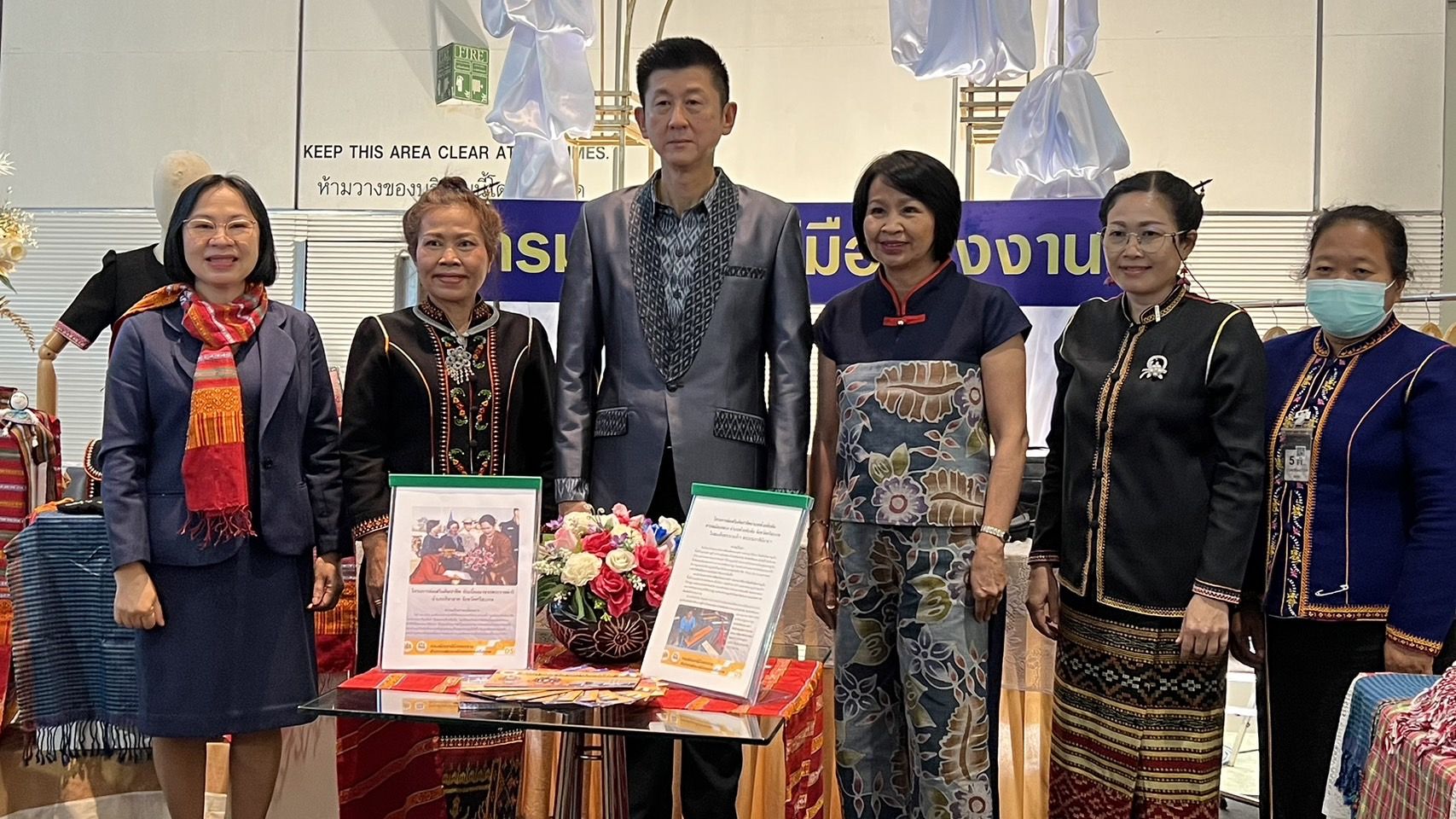 ก.แรงงาน โชว์สกิลการแส่วผ้าภูมิปัญญาไทย ในงานแฟชั่นวีคผ้าไหมไทยนานาชาติ